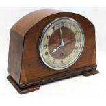 A vintage mantle clock with key and pendulum. 29x21cm