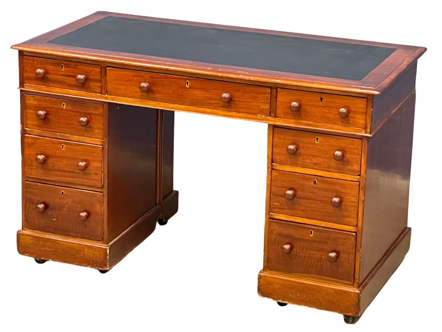 A Victorian mahogany pedestal desk with leather top. 118x63x74cm - Image 4 of 6