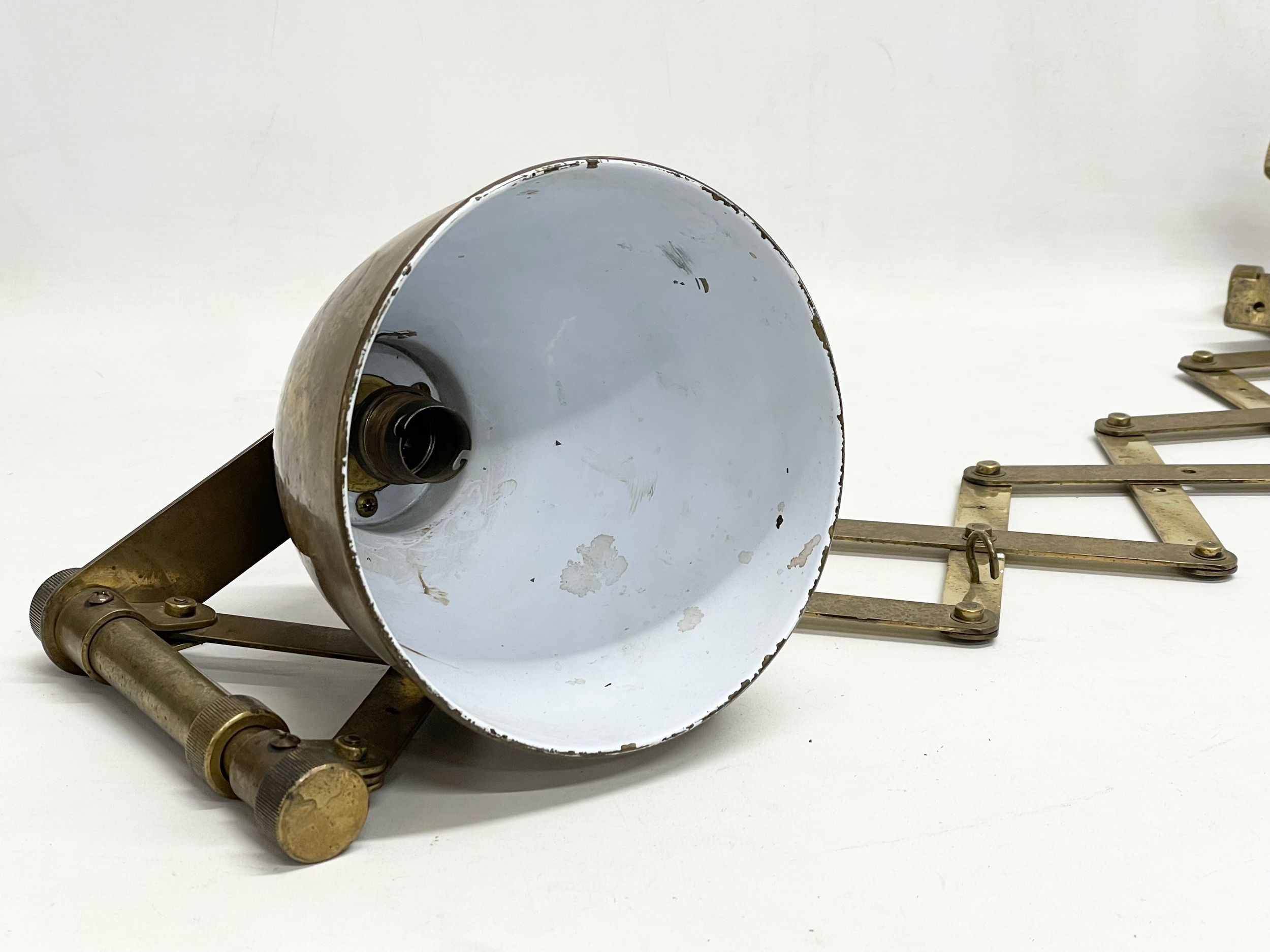 A large vintage brass wall scissor spring lamp. Full extended 97cm. Closed 30cm - Image 3 of 5