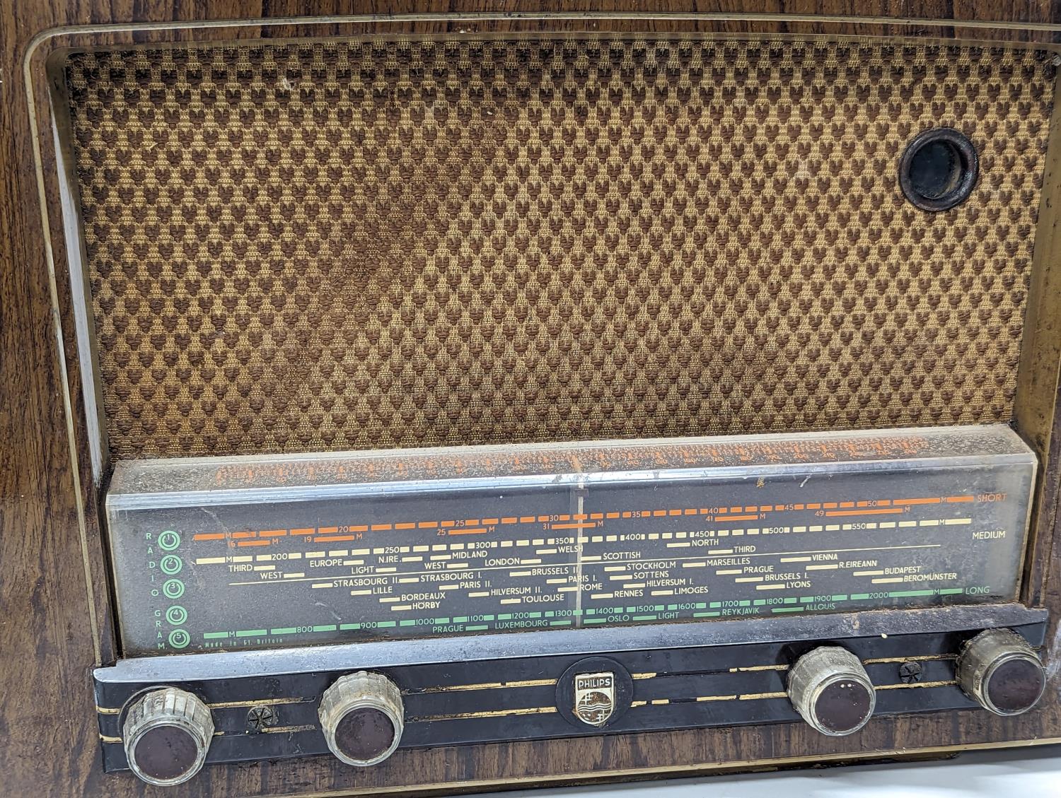 A vintage Phillips radio. 47.5x31cm - Image 2 of 3