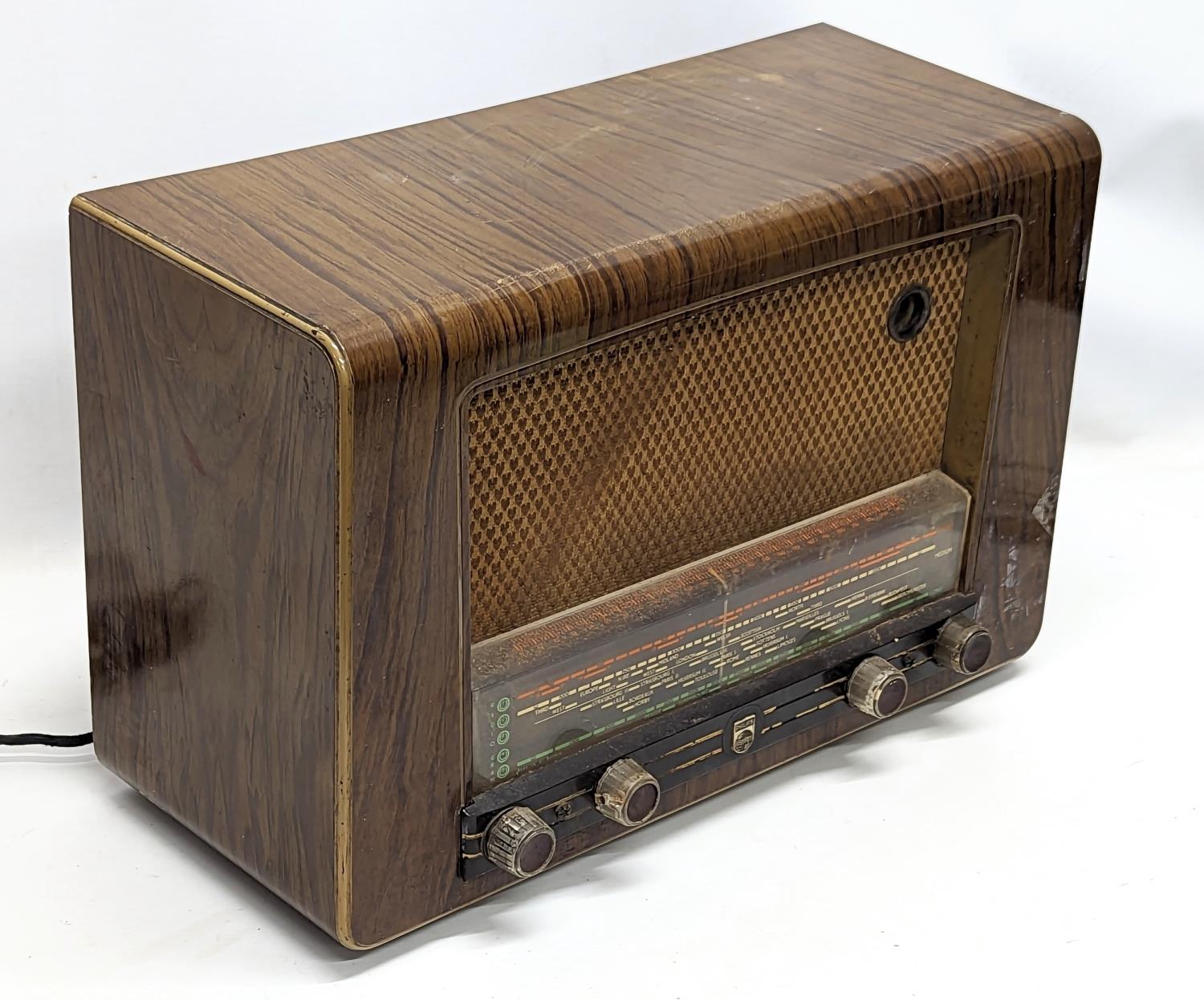 A vintage Phillips radio. 47.5x31cm