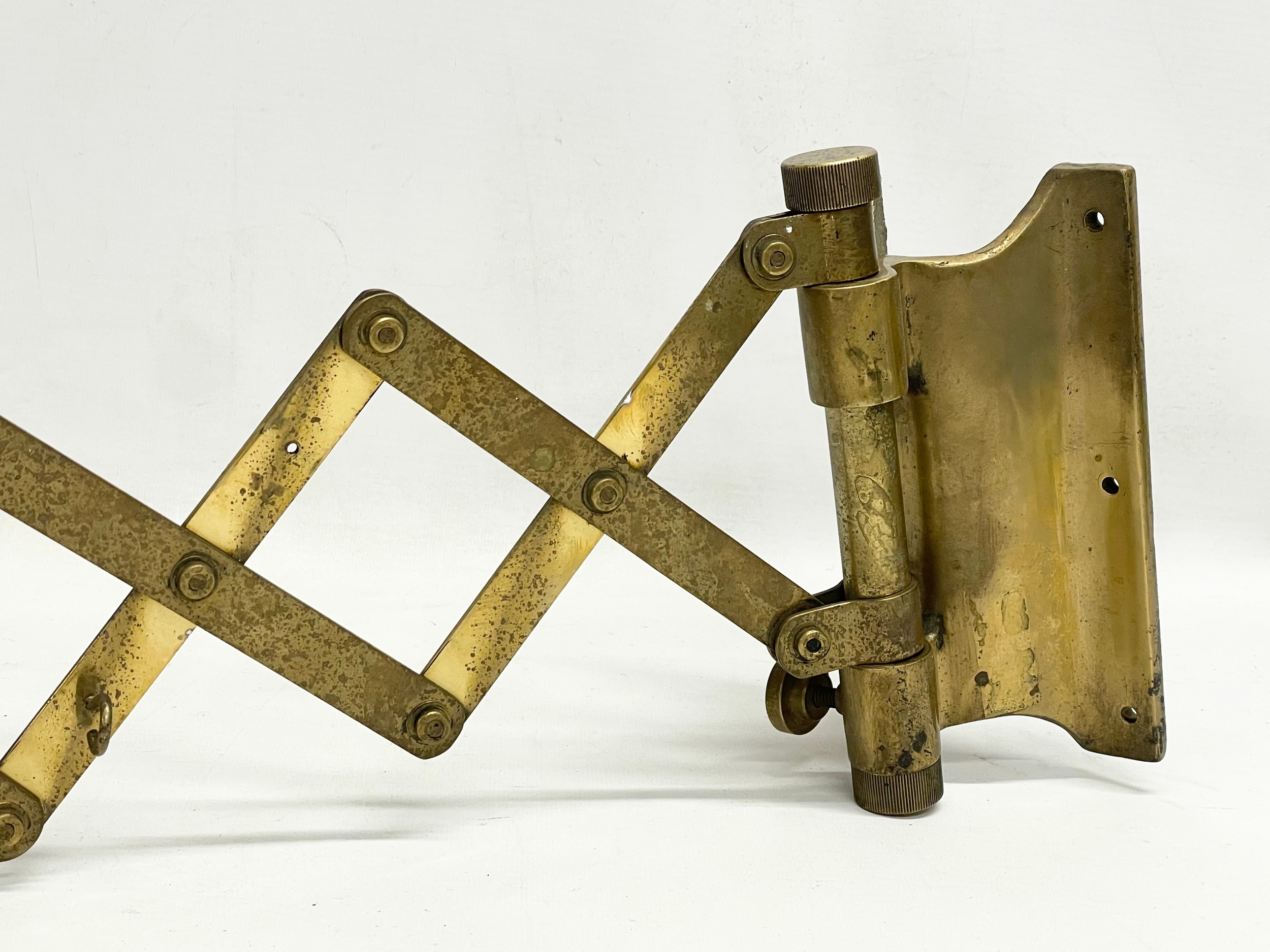 A large vintage brass wall scissor spring lamp. Full extended 97cm. Closed 30cm - Image 2 of 5