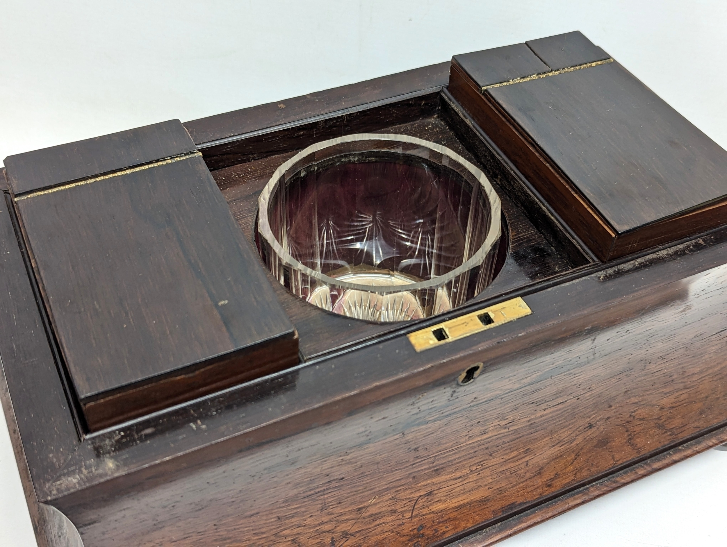 A large Regency rosewood tea caddy in sarcophagus shape, circa 1810. 37x21.5x22.5cm - Image 4 of 5