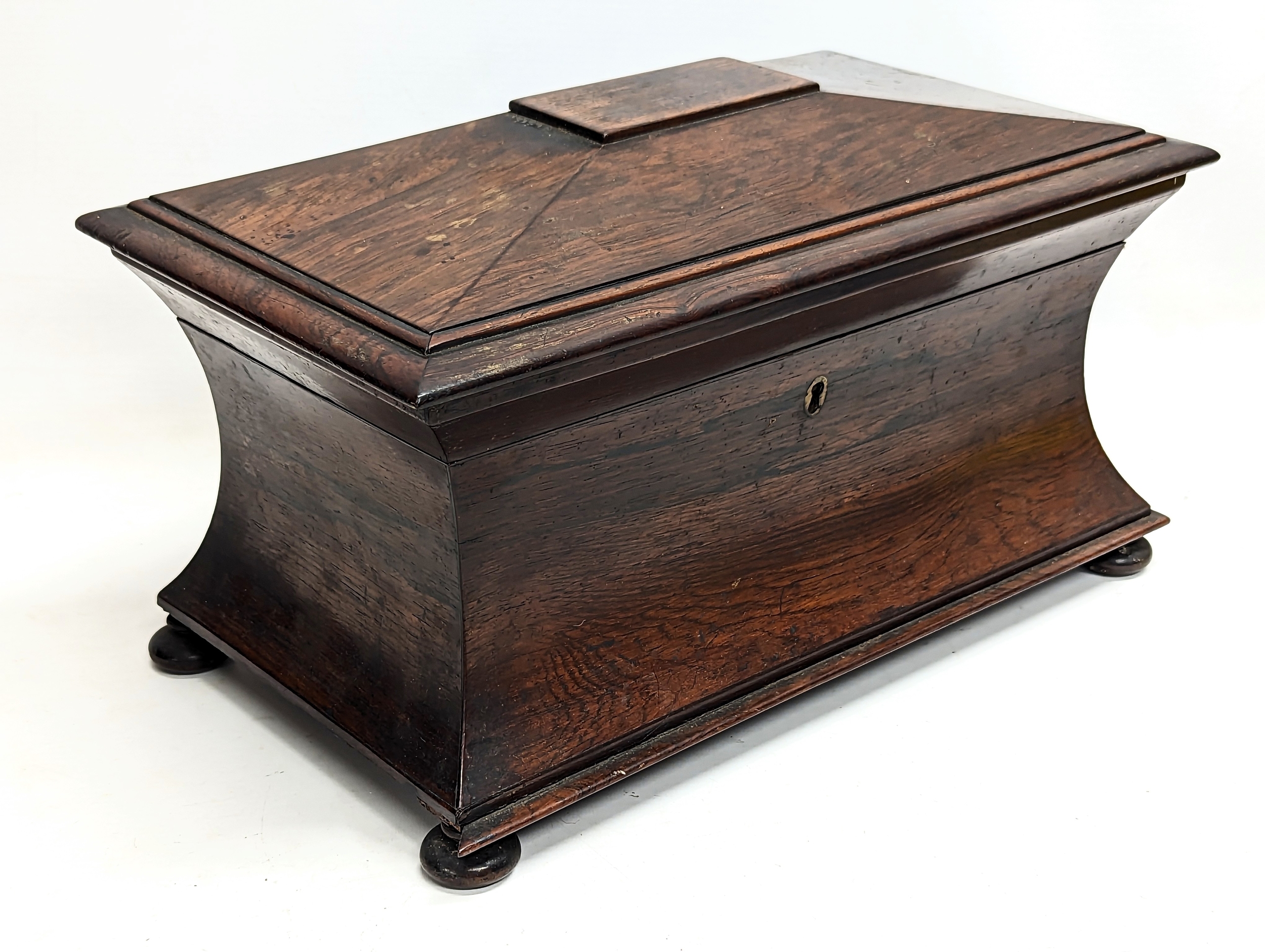 A large Regency rosewood tea caddy in sarcophagus shape, circa 1810. 37x21.5x22.5cm