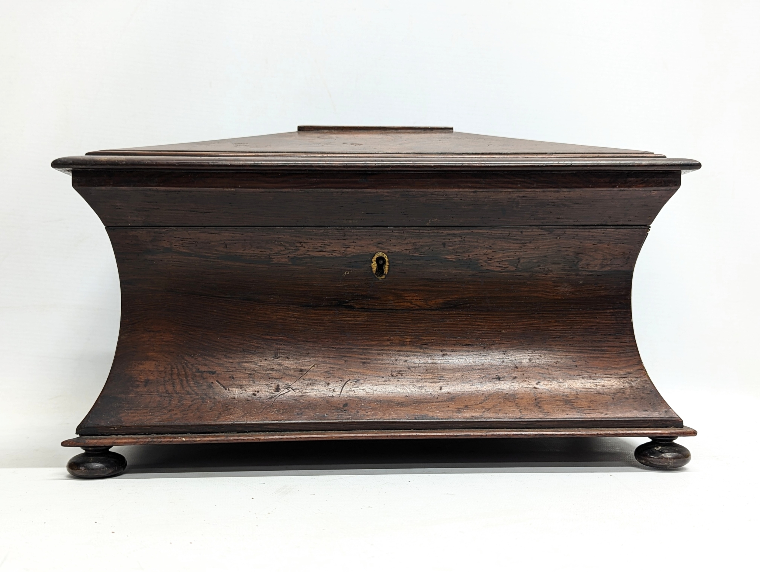 A large Regency rosewood tea caddy in sarcophagus shape, circa 1810. 37x21.5x22.5cm - Image 5 of 5