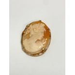 A 9ct gold cameo brooch. 4cm