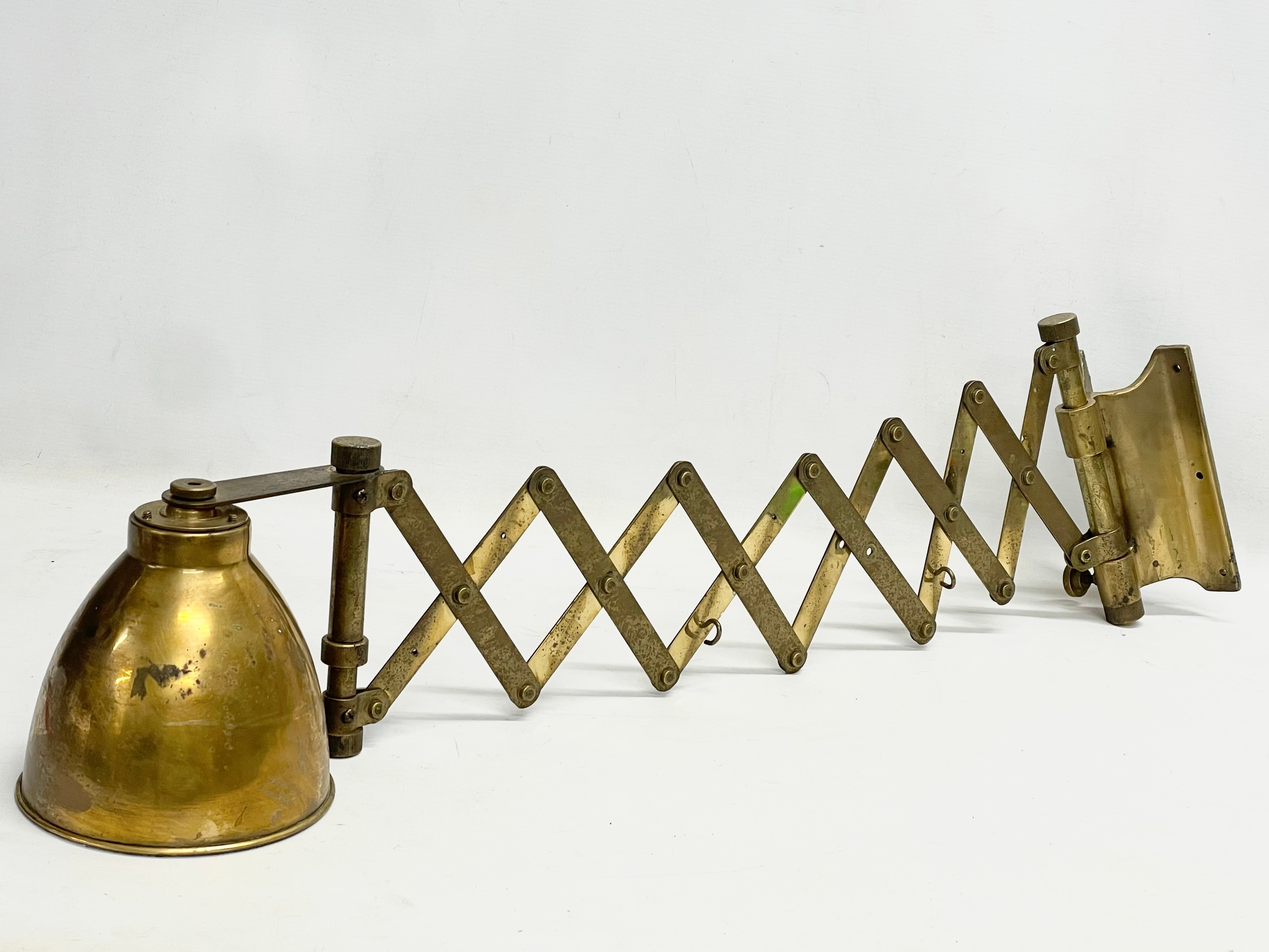 A large vintage brass wall scissor spring lamp. Full extended 97cm. Closed 30cm - Image 4 of 5