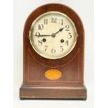 A large Edwardian inlaid mahogany mantle clock with key and pendulum. 21.5x13x30.5cm