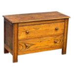 A 1930’s oak chest of drawers. 99x43x64cm.