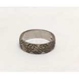 An ornate 9ct white gold ring, 3.4g