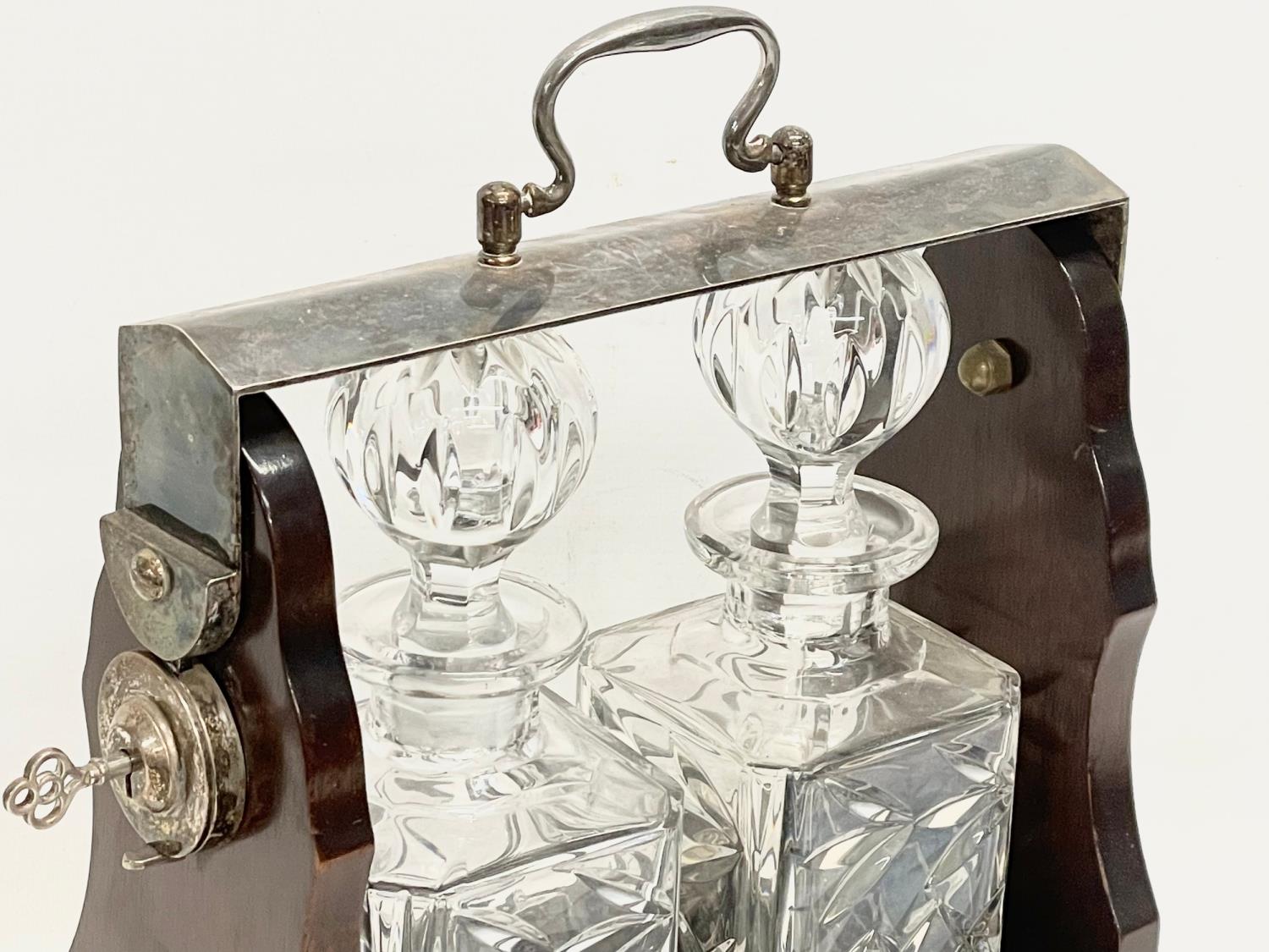 A vintage mahogany and silver plated tantalus with a pair of crystal decanters. 25x13x31cm - Image 3 of 4