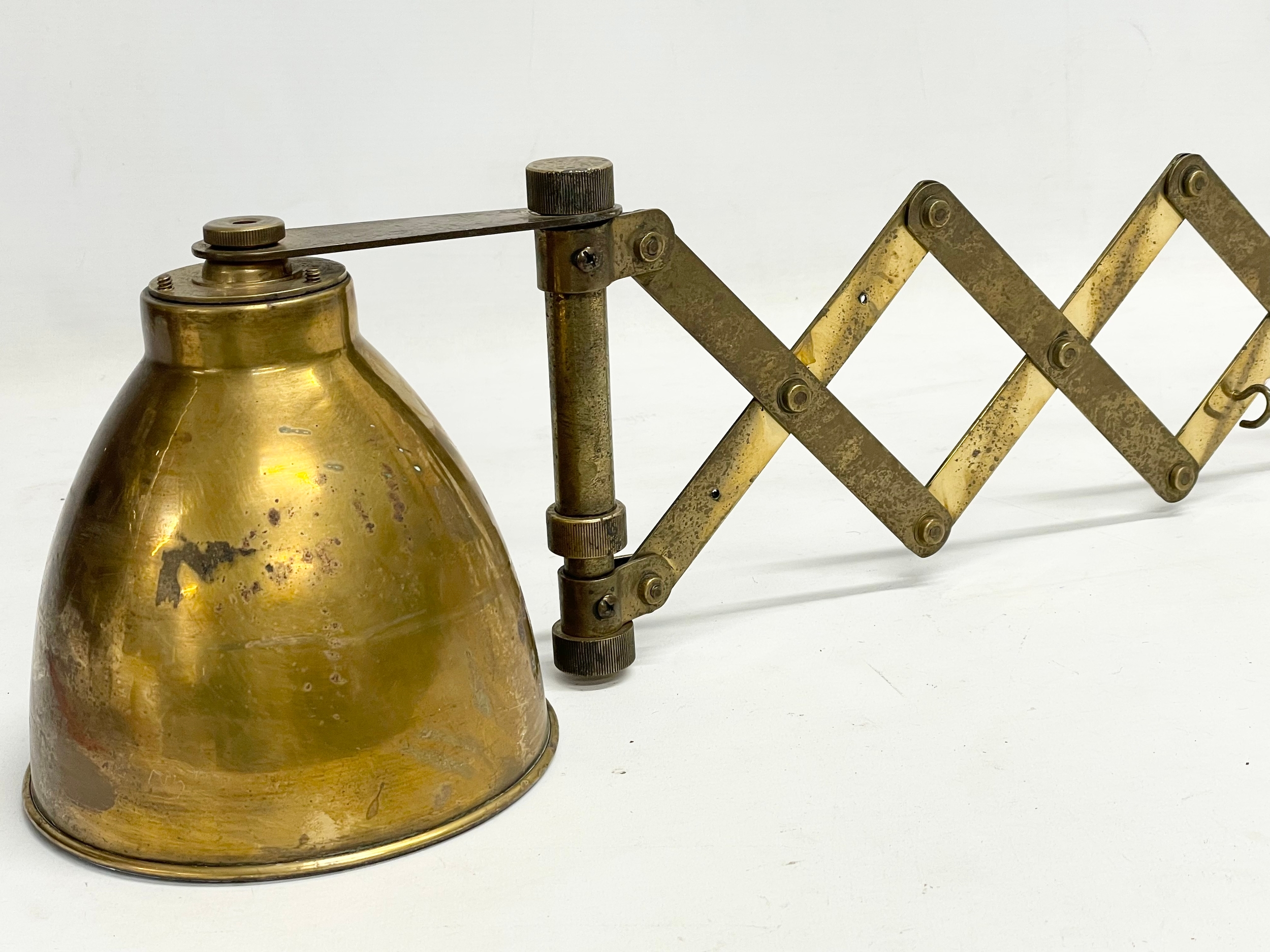 A large vintage brass wall scissor spring lamp. Full extended 97cm. Closed 30cm - Image 5 of 5