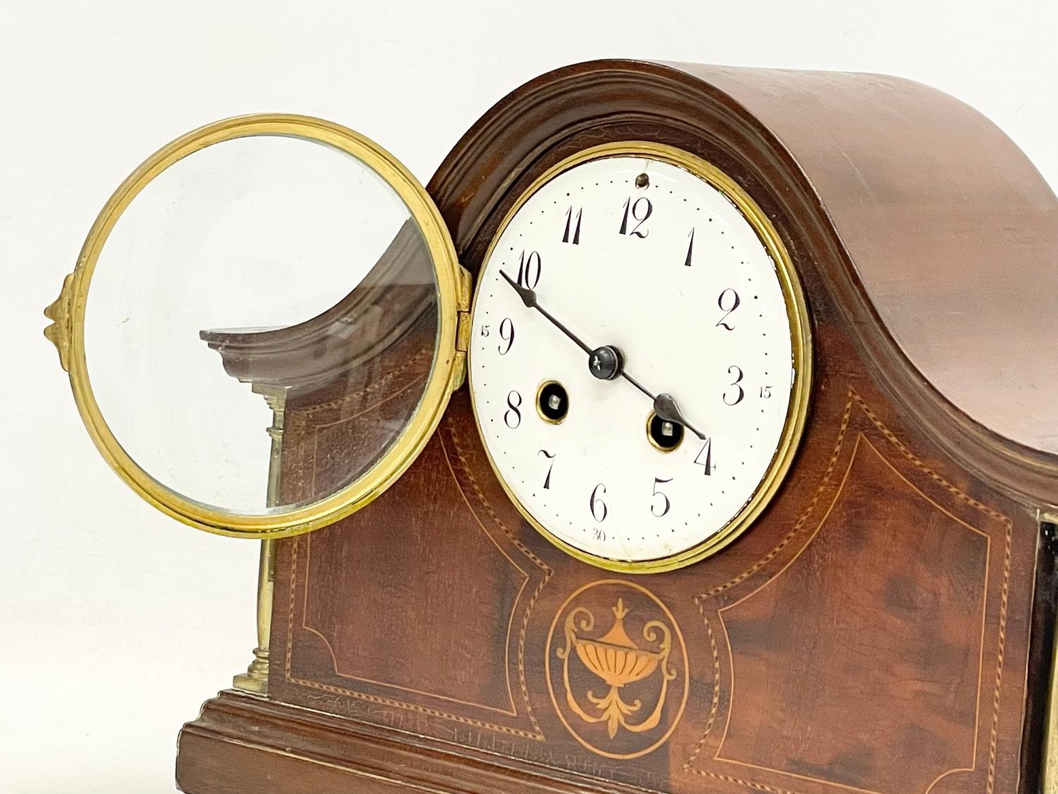 An Edwardian inlaid mahogany mantle clock. With key and pendulum. 30x12x23cm - Image 3 of 6