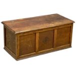 A vintage oak storage box. 91x45x40cm