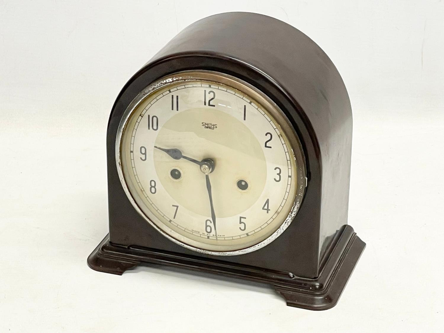 A vintage Art Deco Bakelite mantle clock by Smiths Enfield. With key and pendulum. 22x12x20cm - Image 4 of 6
