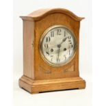 An early 20th century oak cased mantle clock. 1900-1920. With key and pendulum. 24x15x32.5cm