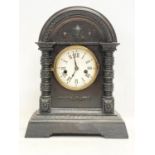 A late 19th century oak cased mantle clock. With pendulum. 28x15x35cm