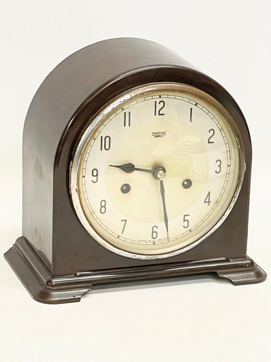 A vintage Art Deco Bakelite mantle clock by Smiths Enfield. With key and pendulum. 22x12x20cm - Image 3 of 6