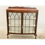 A vintage mahogany bow front china display cabinet. 120x39x128cm