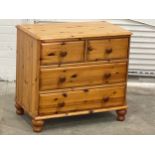 A pine chest of drawers. 77x45x70cm