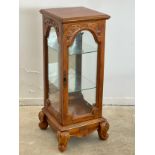 An ornate display cabinet. 42x43x96cm