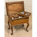 A vintage sewing box and contents. 45x30x44cm