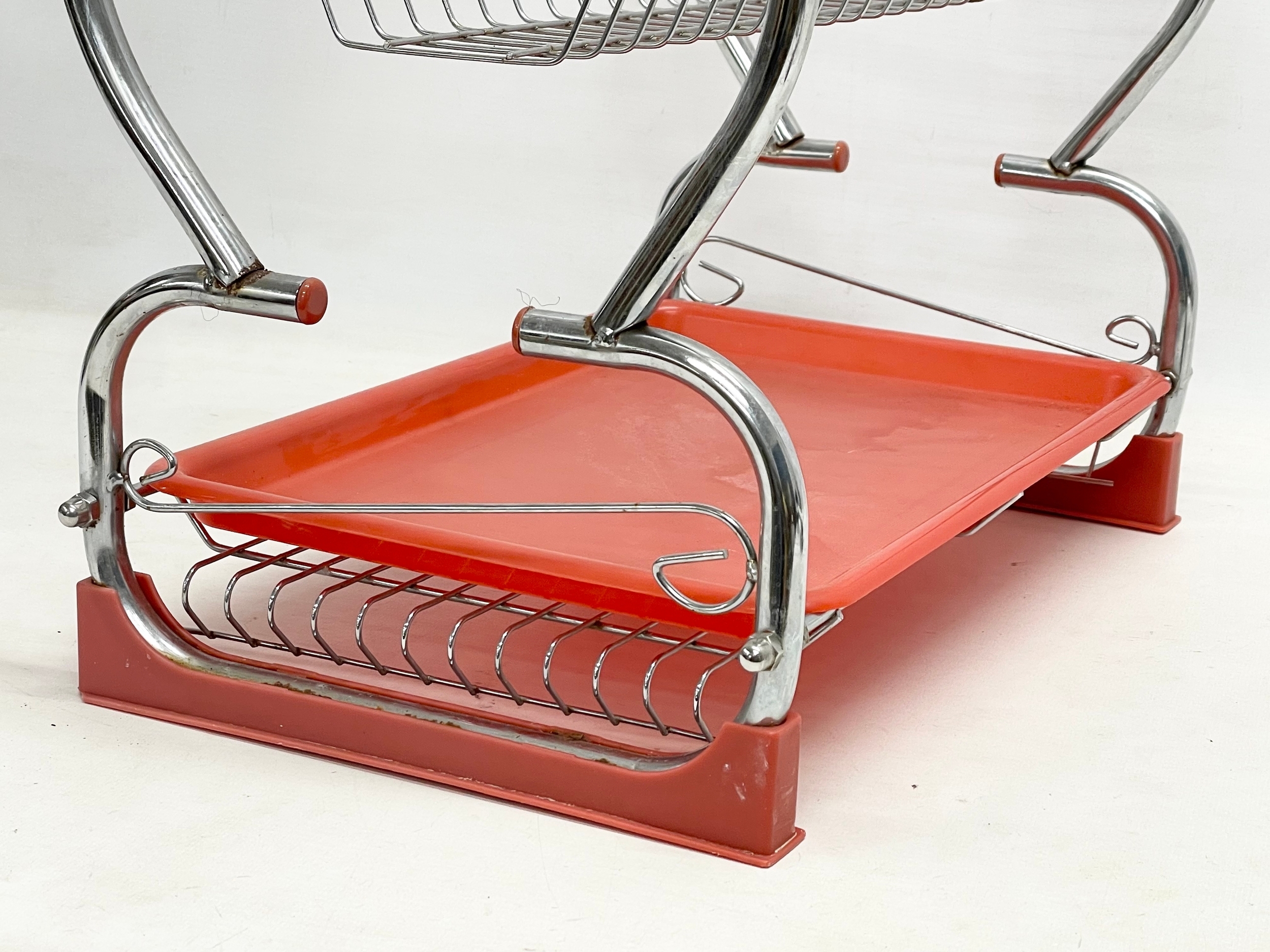 A Mid Century chrome and plastic plate rack. 43x25x38cm - Image 4 of 4