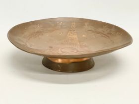 An early 20th century copper dish. 25x6cm.