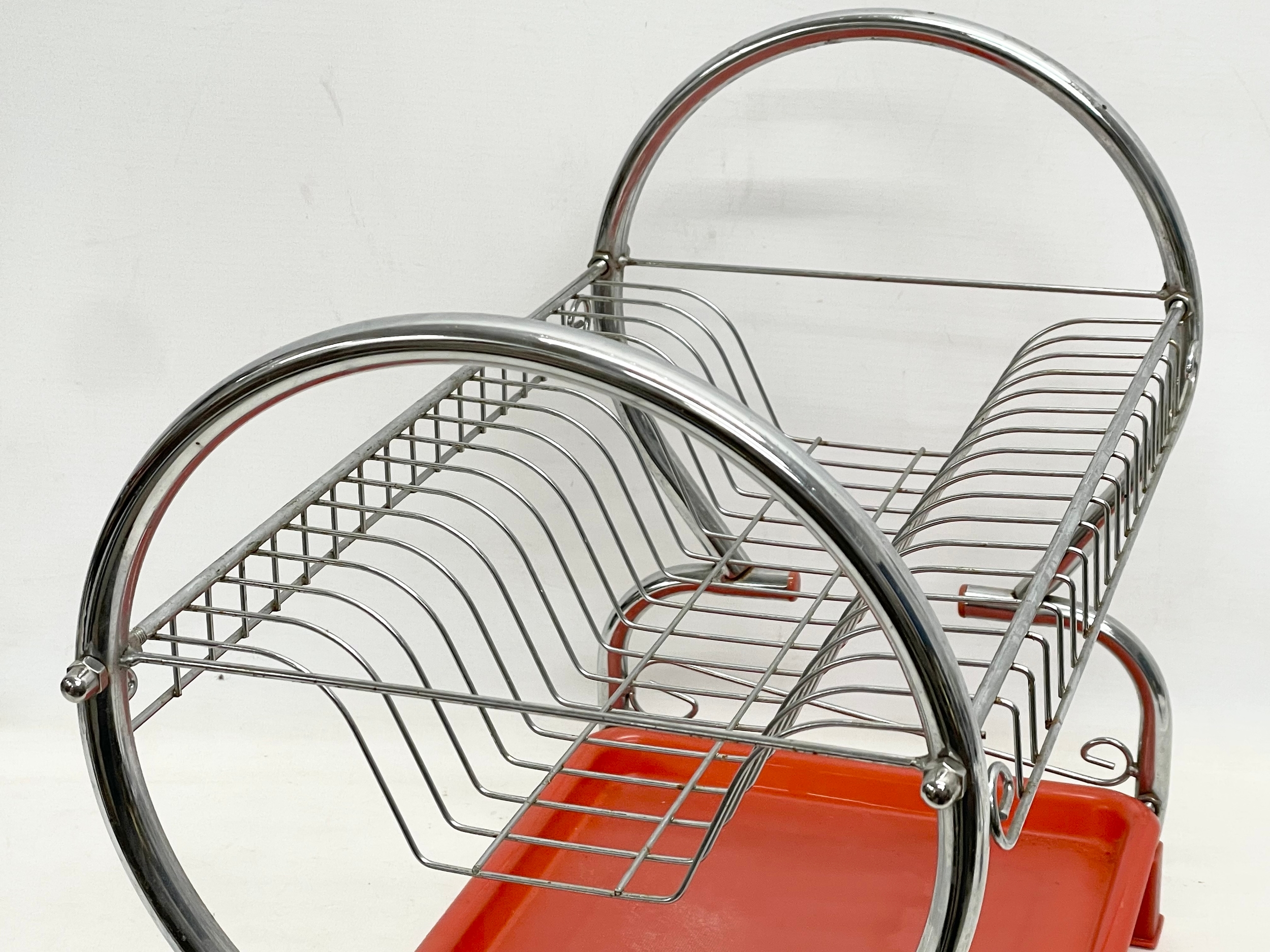 A Mid Century chrome and plastic plate rack. 43x25x38cm - Image 2 of 4
