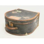 An early 20th century hat box. 38x45x20cm