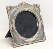 An ornate silver photo frame. Birmingham, 1932. 14x15cm