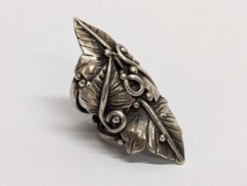 An ornate silver ring, UK size H