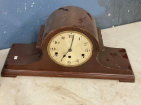 2 vintage mantle clocks. 57x17x27cm