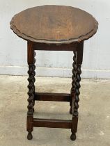 A 1920’s oak side table on barleytwist legs. 47x69cm