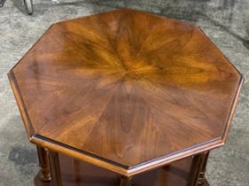 A very clean end table. 56x56x57cm