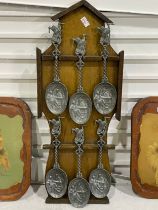 A sundry lot. A collection of Dutch collectors spoons on rack and 4 vintage wall plaques. Rack