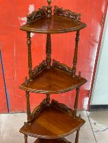 A Victorian style mahogany 4 tier whatnot shelving unit. 141cm