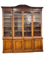 A very large Victorian oak breakfront library bookcase with adjustable shelves. 234x52x271cm.