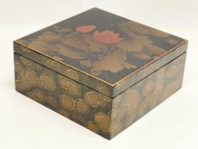 A vintage Japanese lacquered box. 22.5x22.5x10.5cm