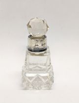 A silver mounted perfume bottle. London, 1928. 7.5cm