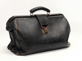 A vintage Doctor's Gladstone bag. 47x29cm