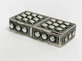 An ornate silver pillbox. 27.84 grams. 5cm