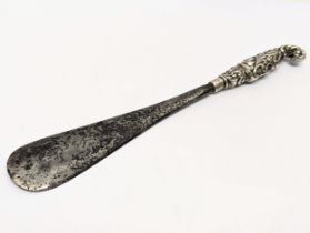 An ornate early 20th century silver handled shoehorn, Birmingham. Levi & Salaman. 23cm