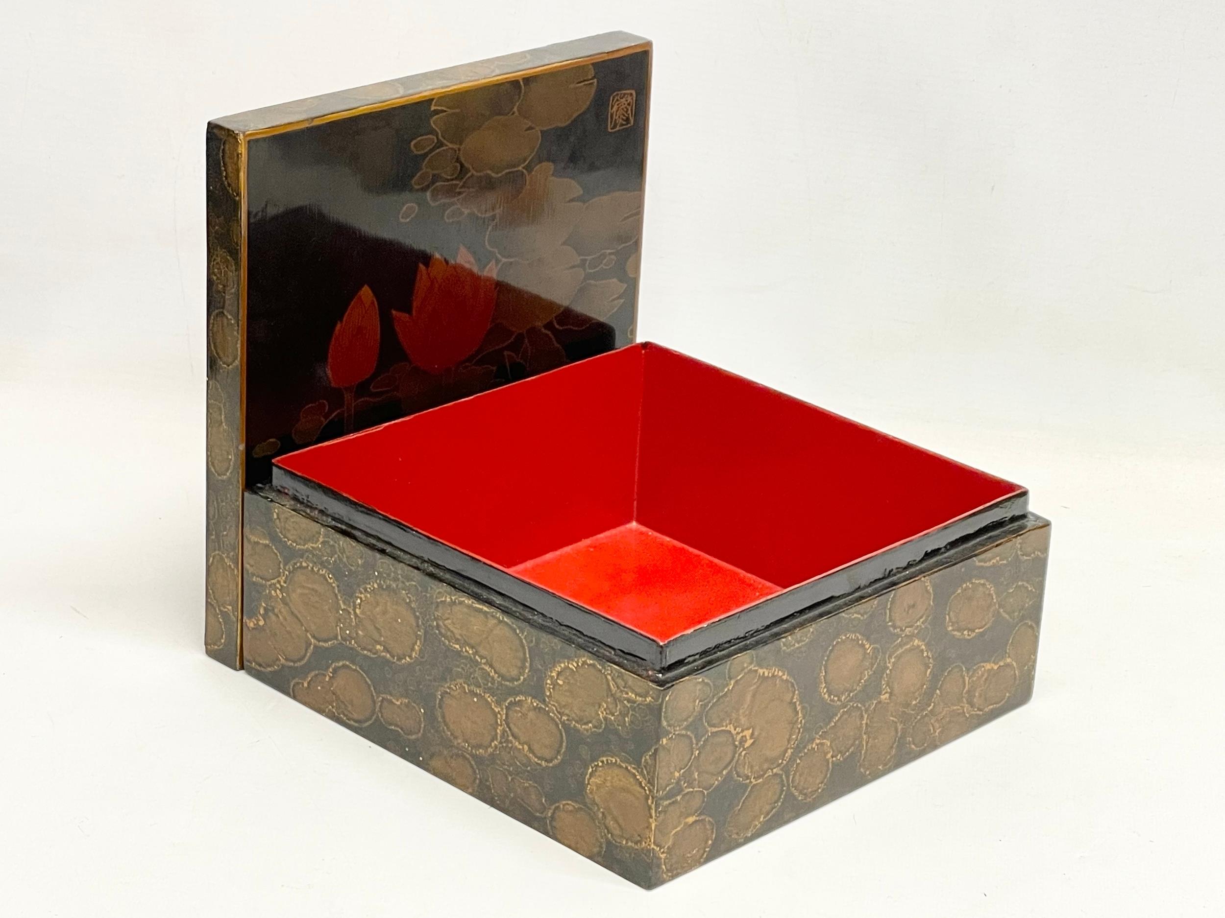 A vintage Japanese lacquered box. 22.5x22.5x10.5cm - Image 2 of 4