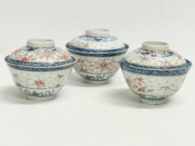 A set of 3 18th/19th century Chinese porcelain rice bowls and covers. 11x9cm