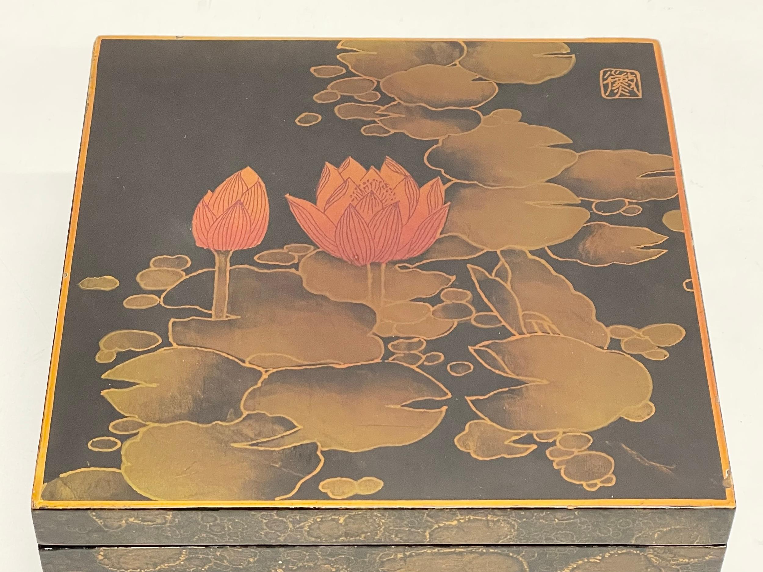 A vintage Japanese lacquered box. 22.5x22.5x10.5cm - Image 4 of 4