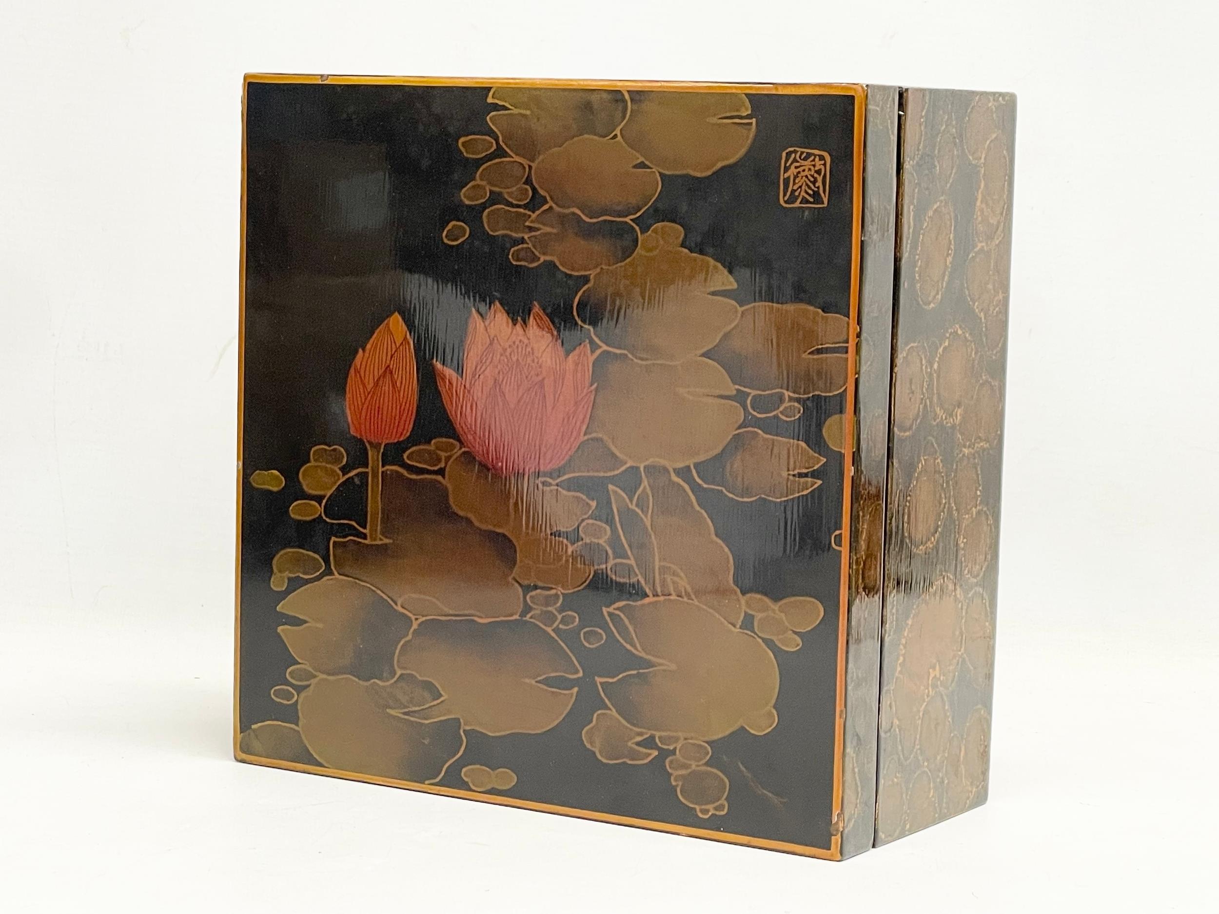 A vintage Japanese lacquered box. 22.5x22.5x10.5cm - Image 3 of 4