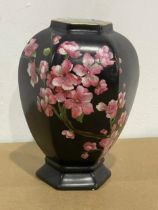 An early 20th century Carlton Ware vase. 13x18cm