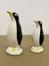 A pair of vintage pottery penguins. 12:5cm