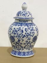 A large Chinese blue and white jar with lid. 22x38cm